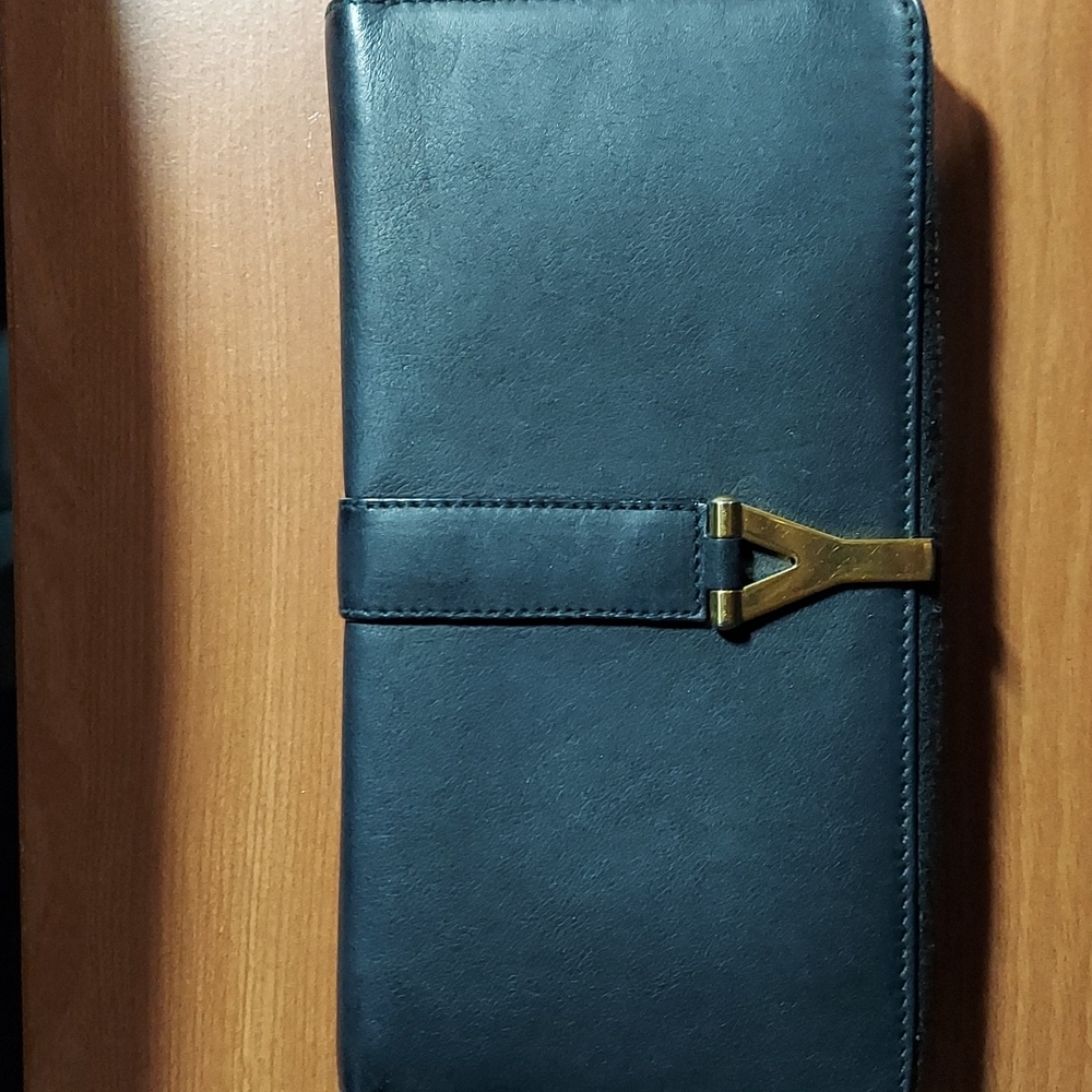 Yves Saint Laurent Classic Y Zippy Wallet